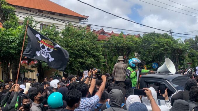 WhatsApp Image 2025-08-30 at 14.08.21 (1) Aksi mahasiswa dan driver Ojol di Mapolda Bali - IST