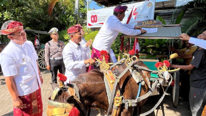 angkot8 Peluncuran angkutan gratis dilakukan Bupati Buleleng I Nyoman Sutjidra bersama Wakil Bupati Buleleng Gede Supriatna. Minggu (17/8). - Humas Pemkab Buleleng