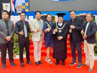 Prof. Dr. I Putu Sugiartha Sanjaya, S.E., M.Si., Ak.,C.A (3 dari kanan) bersama keluarga - IST