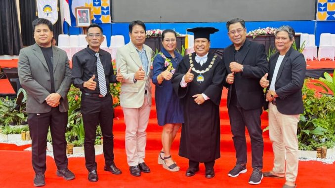 Prof. Dr. I Putu Sugiartha Sanjaya, S.E., M.Si., Ak.,C.A (3 dari kanan) bersama keluarga - IST