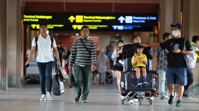 Wisatawan domestik di Bandara Ngurha Rai Bali terlihat sibuk menuju dan/ atau datang ke bali