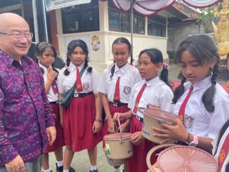 Inisiator program Ryuji Ishibashibersama sejumlah Siswa SD di Pererenan - IST