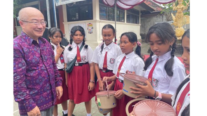 Inisiator program Ryuji Ishibashibersama sejumlah Siswa SD di Pererenan - IST