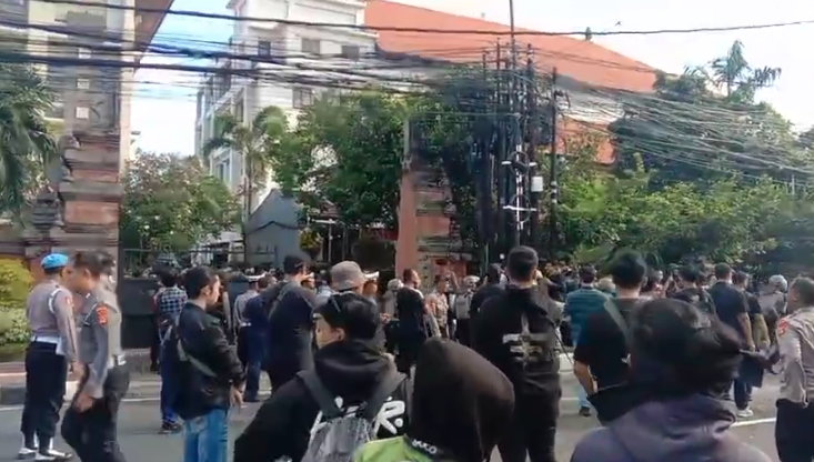 Suasana saat polisi membubarkan massa - KAD