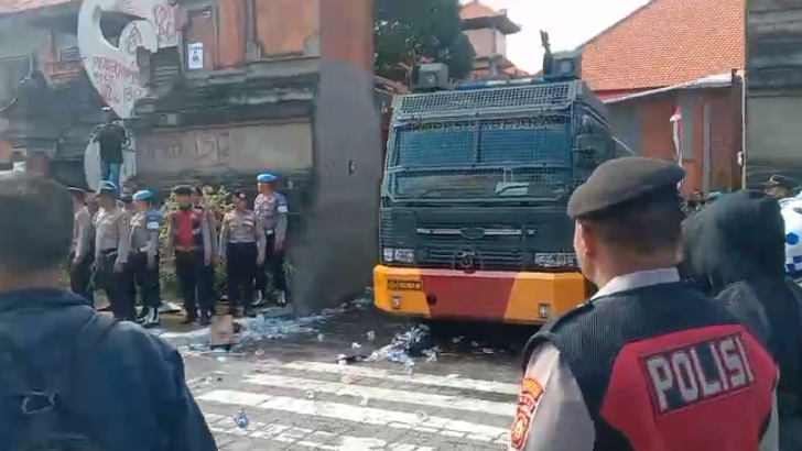 Mobil rantis polisi saat keluar dari Polda Bali - KAD
