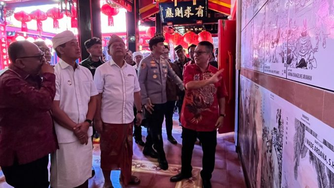 klenteng buleleng Ketua TITD Wira Sanjaya memberi penjelasan mengenai klenteng Buleleng kepada Bupati Nyoman Sutjidra - IST