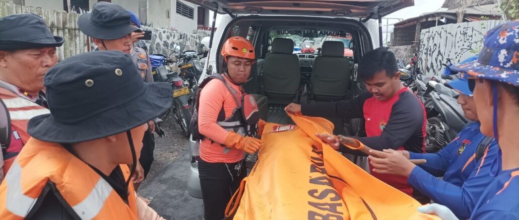 Evakuasi jenazah korban terseret arus di Pantai Selatan Bali - IST