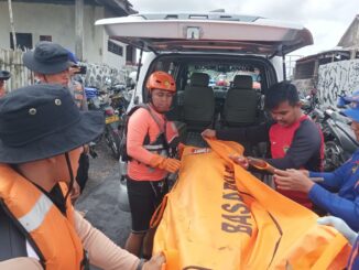 Evakuasi jenazah korban terseret arus di Pantai Selatan Bali - IST