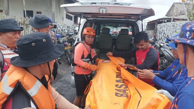 korban pantai Evakuasi jenazah korban terseret arus di Pantai Selatan Bali - IST