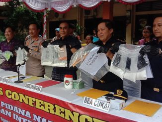 Polisi menunjukkan barang-bukti kasus narkoba - IST