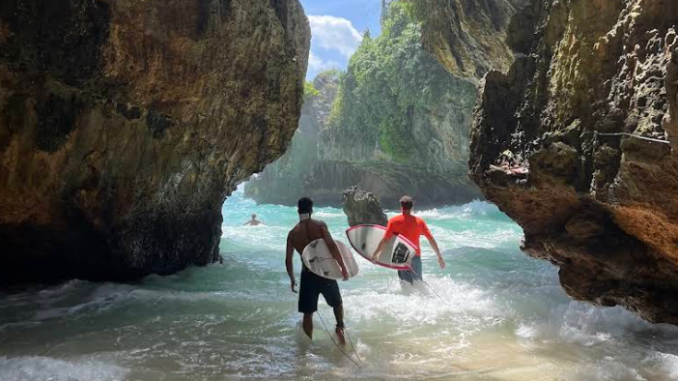pantai suluban pecatu badung
