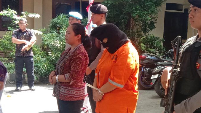 WNA Peru saat konferensi pers di Mapolda Bali, Selasa (19/8) - IST