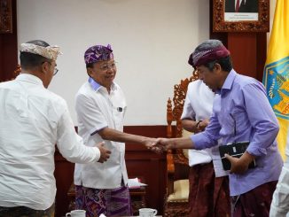 Gubernur Bali dalam pertemuan dengan pengurus PDHI Bali terkait penanganan rabies di Bali - IST