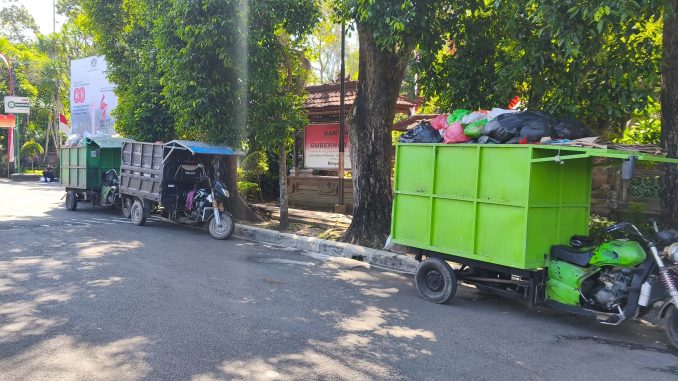 Sejumlah MOCI pengangkut sampah sempat diparkir di depan Kantor Gubernur Bali - IST