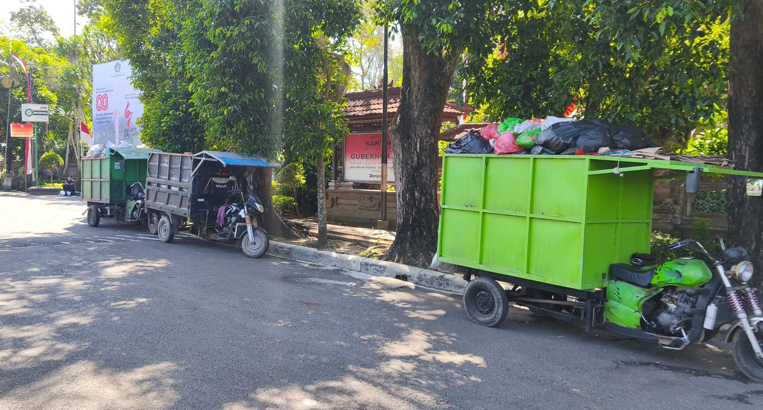 Sejumlah MOCI pengangkut sampah sempat diparkir di depan Kantor Gubernur Bali - IST