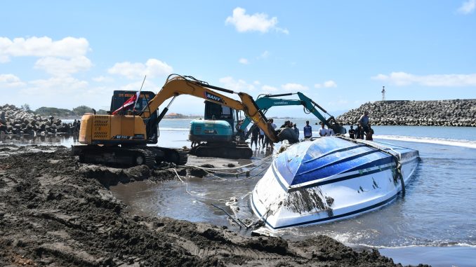 Kapal tenggelam di perairan Sanur akibat cuaca buruk - IST