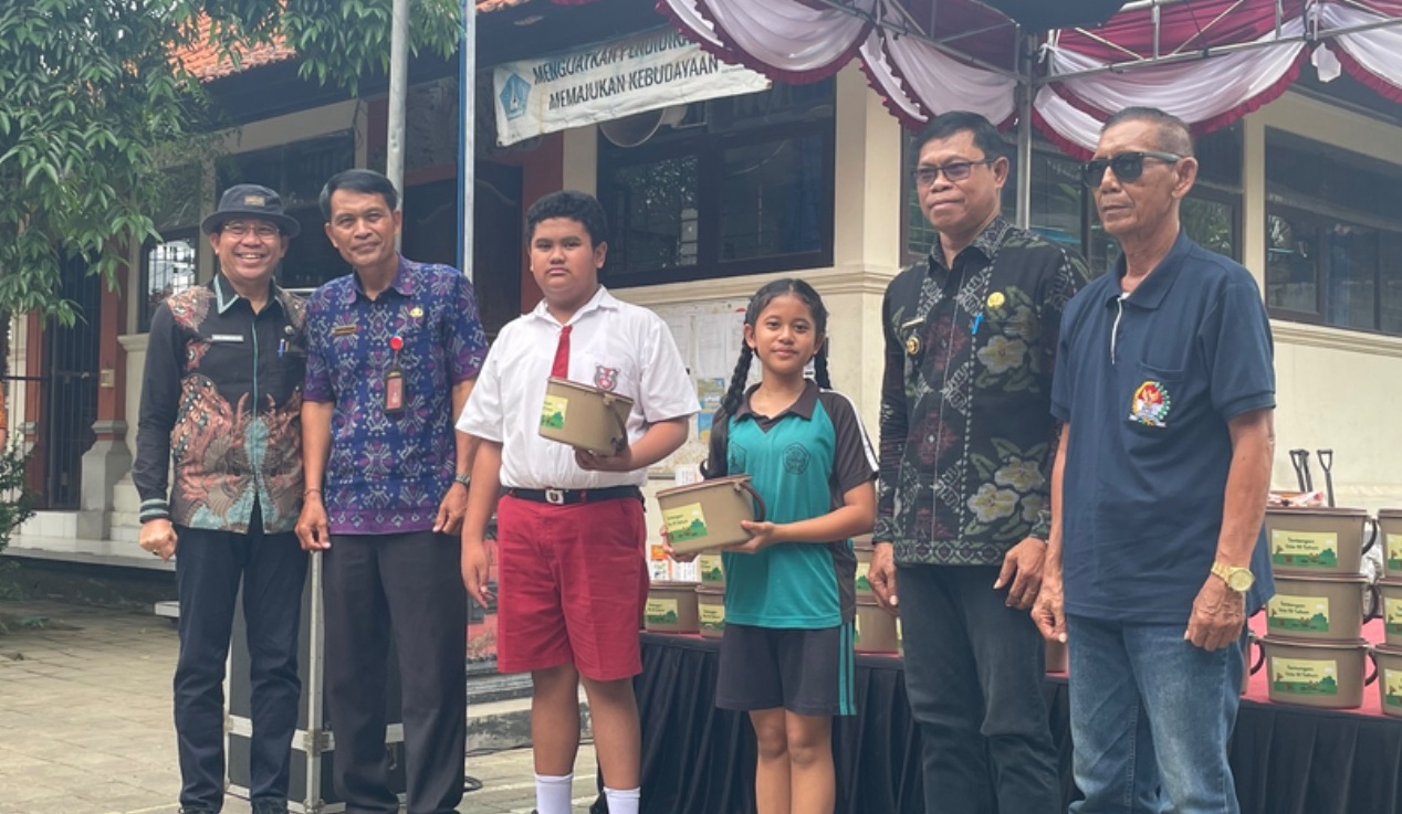 Peluncuran program SDN 1 Pererenan dan SDN 2 Pererenan dijadikan sekolah percontohan pengelolaan kompos di Bali.- IST