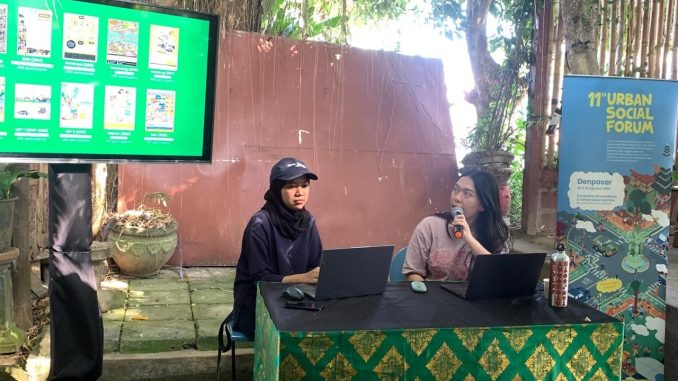 vanesa 2 Caption: Pelaku saat diamankan Ditreskrimsus Polda Bali, Rabu (27/8). (FOTO Kadafi). Reporter: Moh. Kadafi Judul: Polda Bali Ungkap Kasus Gas LPG 3 Kg untuk Oplosan, Omzet Rp 10 Juta Per Bulan DENPASAR - Pihak kepolisian Polda Bali, mengungkap kasus pengoplosan gas LPG 3 kg atau gas melon ke gas LPG 12 kg, dan keuntungan atau omzet dari pengoplosan tersebut sekitar Rp 10 juta per bulan. Pelaku pengoplos yang ditangkap bernama Simplisius Anggul (39) asal Nusa Tenggara Timur (NTT), yang telah ditetapkan menjadi tersangka. Pelaku setelah melakukan pengoplosan gas LPG 3 kg, lal diecerkan gas subsidi itu ke wilayah Kecamatan Kuta Utara, Kabupaten Badung, Bali. "Pelaku melakukan kegiatan pengoplosan gas LPG sejak tahun 2023, dengan rata-rata dari kegiatan pengoplosan ini pelaku mendapatkan keuntungan Rp 10 juta," kata Wadirreskrimsus AKBP I Nengah Sadiarta saat konferensi pers di Kantor Ditreskrimsus Polda Bali, Rabu (27/8). Terungkapnya aksi pelaku, berawal pada Selasa (26/8), tim Ditreskrimsus Polda Bali melakukan penyelidikan terkait adanya kegiatan pengoplosan gas LPG di wilayah Kuta Utara, Badung. Lalu, sekitar pukul 09.45 WITA, di Jalan Seminari I, Kecamatan Kuta Utara, petugas melihat seseorang atau pelaku yang sedang bolak- balik mengangkut beberapa buah tabung gas LPG ukuran 3 kg dari sebuah rumah. Kemudian, petugas menghampiri pelaku dan meminta izin memasuki rumahnya dan hingga sampai di lahan kosong yang ada di belakang rumah itu. Lalu, di sana petugas menemukan beberapa tabung gas LPG 3 kg dalam keadaan kosong dan tabung LPG 12 kg dalam keadaan berisi gas LPG. Selain itu, di sebelah tabung gas itu juga terdapat es batu yang berserakan. Dan akhirnya petugas melakukan interogasi kepada pelaku dan mengaku telah melakukan pengplosan gas tersebut. Pelaku juga menunjukkan pipa besi yang digunakan sebagai alat pengoplosan gas tersebut. "Selanjutnya pelaku dan barang bukti dibawa ke kantor Ditreskrimsus Polda Bali guna proses penyidikan lebih lanjut," imbuhnya. Dari keterangan pelaku, membeli gas LPG 3 kg dari seseorang yang berinisial LCR yang tinggal di daerah Sangeh, Kabupaten Badung, dengan harga Rp 23.000 dan dalam sekali pembelian sebanyak 50 tabung. Lalu di TKP gas LPG dalam tabung 3 kg itu dipindahkan isinya atau dioplos kedalam tabung gas LPG ukuran 12 kg. Selanjutnya, pelaku menjual gas LPG ukuran 12 kg dan hasil oplosan ke toko atau warung yang ada di seputaran wilayah Kuta Utara dengan harga Rp 175.000 per tabung. Untuk barang bukti yang diamankan 1 unit kendaraan mobil Suzuki Carry pikap pelat nomor DK-8401 AF, 82 tabung gas LPG 3 kg dalam keadaan kosong, 12 tabung gas.12 kg dalam keadaan isi LPG, 2 tabung gas LPG 12 kg dalam keadaan kosong, 14 buah pipa besi dengan panjang masing-masing 15 cm, 1 buah palu besi, 1 buah alat congkel seal, 1 kresek berisi seal tabung gas LPG, 1 kresek berisi tabung gas LPG. "Jadi sekali beli dia itu langsung dioplos. Berdasarkan keterangan tersangka jualnya itu di seputaran kecamatan Kuta Utara. Oplosan tersebut dijual secara eceran," jelasnya. Sementara, Kasubdit IV Ditreskrimsus Polda Bali AKBP Yusak Agustinus mengatakan, untuk seseorang berinisial LCR masih dilakukan penyelidikan dan nantinya ditindaklanjuti untuk kasus tersebut. "Yang bersangkutan melalukan pengoplos gas di dalam rumah. Kemudian untuk lokasinya pun sangat masuk ke dalam (rumah). Jadi kecil kemungkinan untuk orang mengetahui kegiatannya di dalam rumah melalukan pengoplosan gas," ujarnya. Pelaku dikenai Pasal 40, angka 9 Undang-undang Nomor 6 Tahun 2023, tentang penetapan peraturan pemerintah pengganti undang-undang Nomor 2 Tahun 2022 tentang cipta kerja menjadi Undang-undang, dengan ancaman hukuman paling lama 6 tahun penjara dan denda paling tinggi Rp 60 miliar. (*)