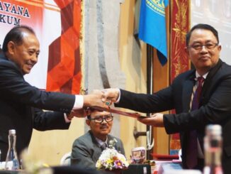 Dekan FH Unud, Prof. Dr. Putu Gede Arya Sumerta Yasa, SH., MHum saat penyerahan nilai kepada promovendus Agus Samijaya - IST