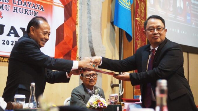 Dekan FH Unud, Prof. Dr. Putu Gede Arya Sumerta Yasa, SH., MHum saat penyerahan nilai kepada promovendus Agus Samijaya - IST