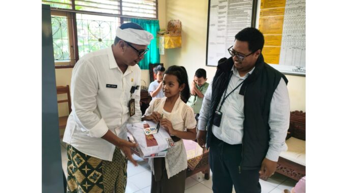 Penyerahan bantuan dari BRI untuk anak-anak korban banjir - IST