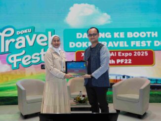 Co-Founder dan Chief Marketing Officer DOKU, Himelda Renuat (kiri) memberikan sertifikat kepada Vice President of Revenue & Growth Loket.com, Kharisma Putra Kartono sebagai pembicara di acara talkshow DOKU Travel Fest Agustus lalu - IST