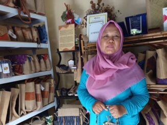 Dian Susanti, bersama karta-karyanya - AWJ
