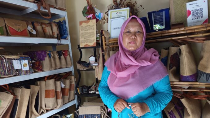Dian Susanti, Pemilik Ethneeq Dian Susanti, bersama karta-karyanya - AWJ
