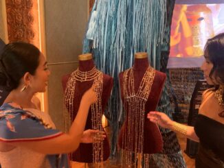 Happy Salma (kiri) bersama Sri Luce Rusna tunjukkan karya yang terinspirasi kalimat dalam novel Pramoedya Ananta Toer - RFH