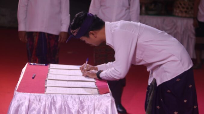 Pengambilan sumpah/janji sebagai Aparatur Sipil Negara (ASN) di Gedung Kesenian Gde Manik Singaraja, Kamis (18/9) - IST