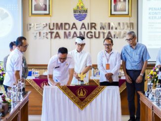 Bupati Adi Arnawa menyaksikan penandatanganan MoU antara Perumda Tirta Mangutama dengan PT. Pipa Ticini Bali di Ruang Rapat Perumda Air Minum Tirta Mangutama, Jl. Raya Kapal, Mengwi, Rabu (3/9) - IST