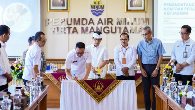 Penandatanganan MoU (1) Bupati Adi Arnawa menyaksikan penandatanganan MoU antara Perumda Tirta Mangutama dengan PT. Pipa Ticini Bali di Ruang Rapat Perumda Air Minum Tirta Mangutama, Jl. Raya Kapal, Mengwi, Rabu (3/9) - IST
