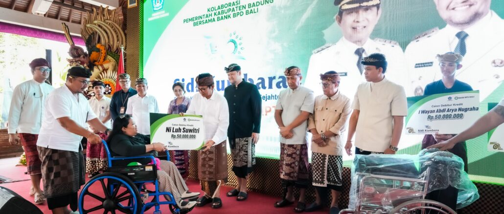 Bupati Wayan Adi Arnawa didampingi Wabup Bagus Alit Sucipta saat launching Pengembangan Program Sidi Kumbara di Wantilan Serbaguna Karang Dalem II, Desa Bongkasa Pertiwi, Abiansemal, Sabtu (30/8). 