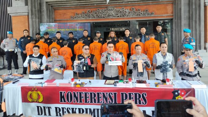 Polda Bali ricuh Kapolda Bali (tengah) saat menunjukkan tersangka dan barang bukti - IST