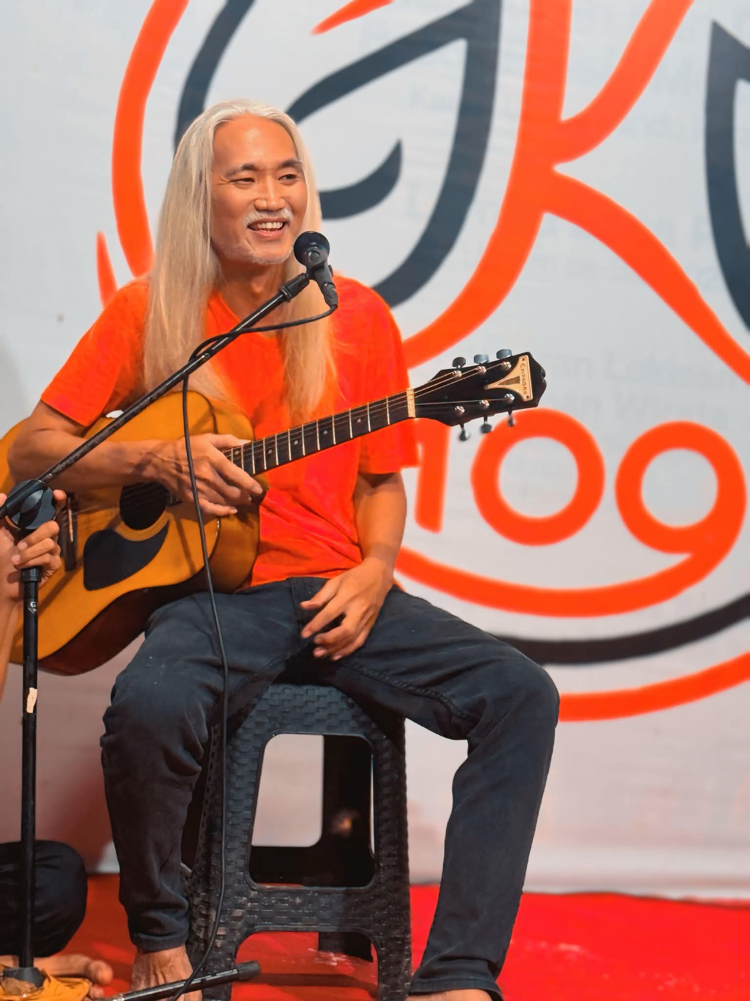 Tan Lioe Le juga dikenal sebagai penyair yang menguasai instrumen gitar - IST