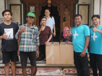 Penyerahan bantuan BPR Lestari kepada warga terdampak banjir - IST