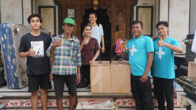 Penyerahan bantuan BPR Lestari kepada warga terdampak banjir - IST