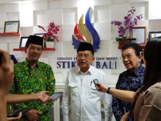 JK didamping Dr. Dadang Herman dan Prof. Dr. I Made Bandem, MA saat memberi keterangan pers di kampus ITB STIKOM Bali, Jumat (19/09/2025) - IST