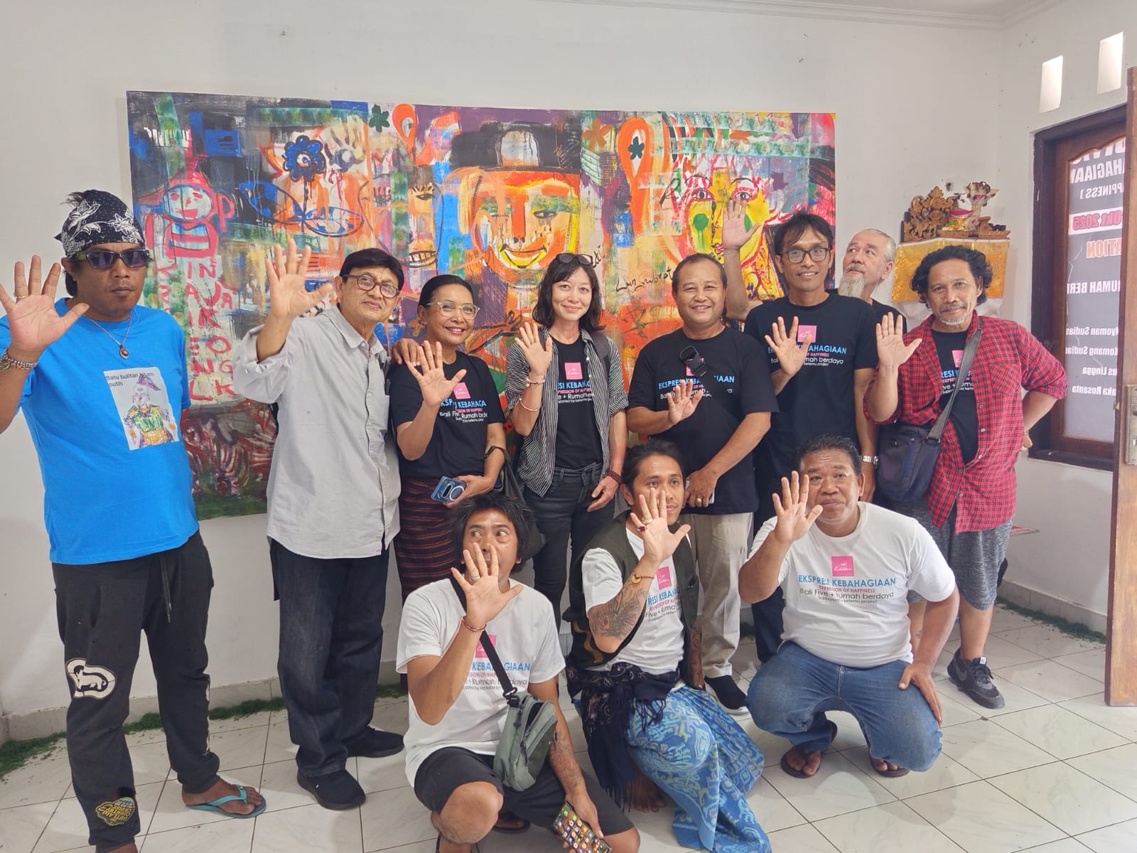 Foto bersama kelompok Bali Five bersama seniman penyintas Skizofrenia - AWJ