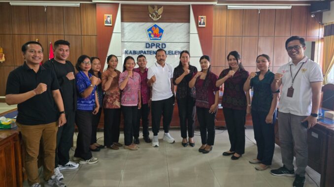 Ketua DPRD Kabupaten Buleleng, Ketut Ngurah Arya, S.M., menerima audiensi dari Forum Tenaga Honorer Non Databasedi ruang gabungan komisi DPRD Buleleng, Jumat (26/9). - IST