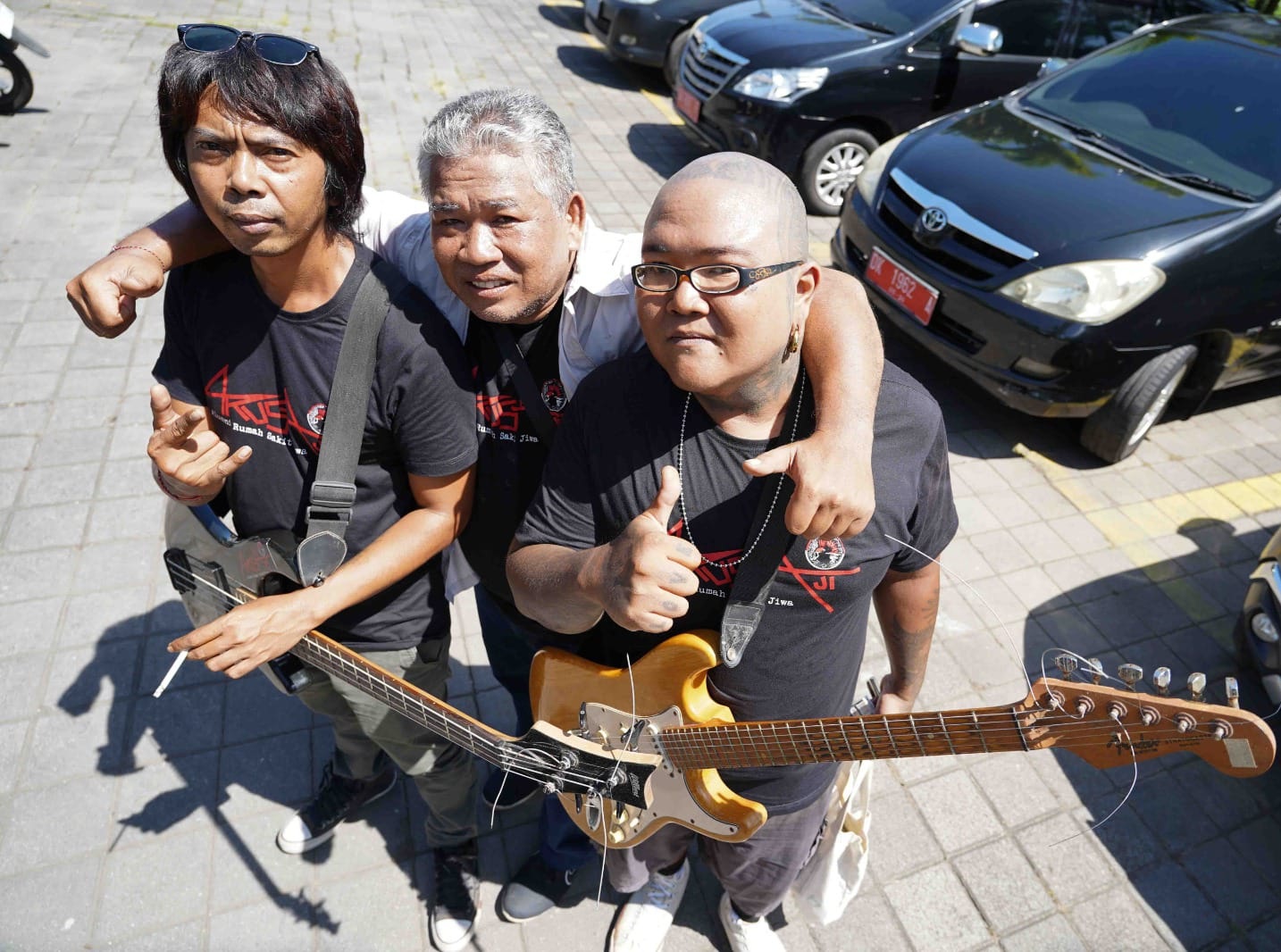  I Nyoman Sudiasa (tengah) bersama personel band Arusaji (Alumni Rumah Sakit Jiwa) - IST
