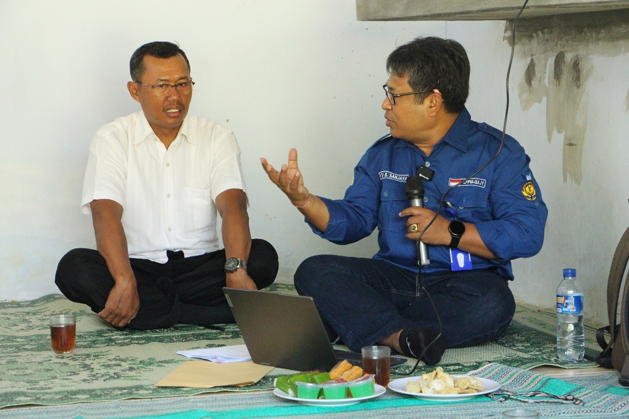 Prof. Putu (kanan) berdiskusi dengan ketua KUB Ulva Sari, Suradal - IST