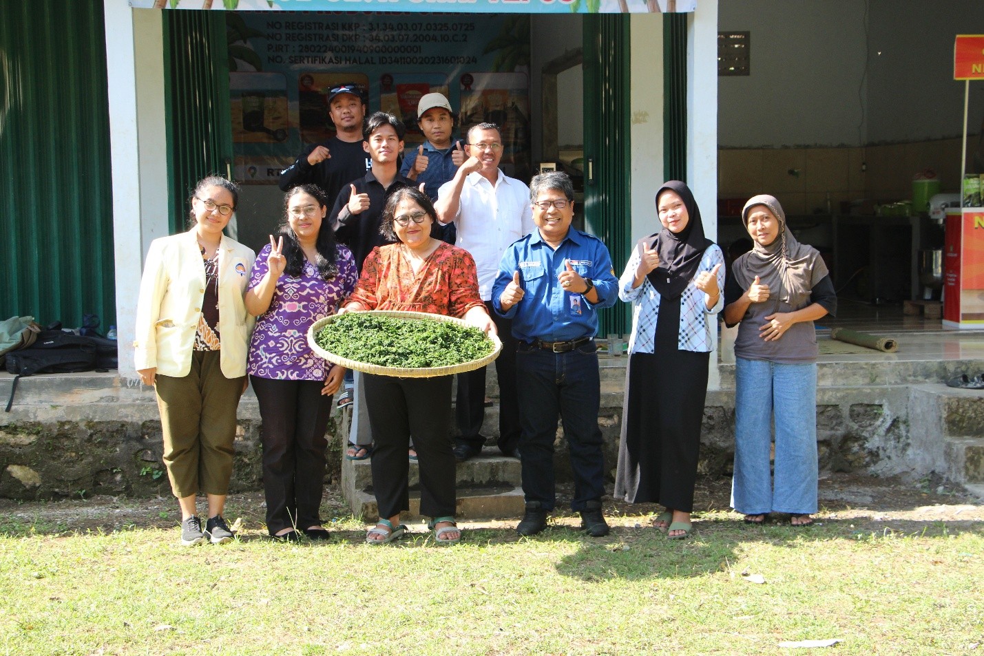 Foto 3. Tim Abdimas UAJY berfoto bersama anggota KUB Ulva Sari - IST