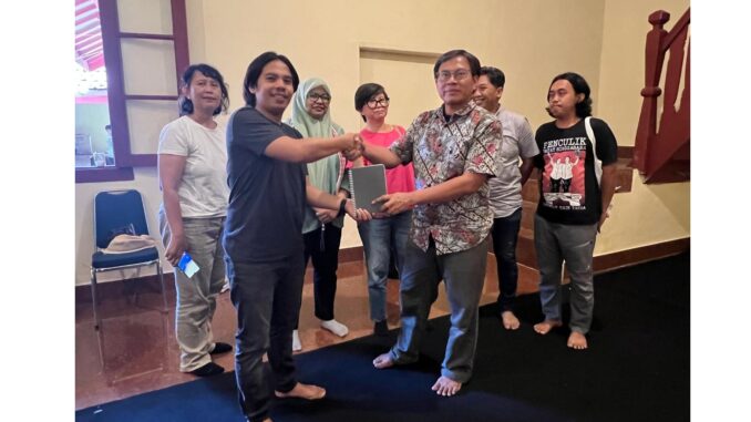ayu Penyerahan pernyataan AJI kepada Anggota Dewan Pers Abdul Manan (kanan) - IST