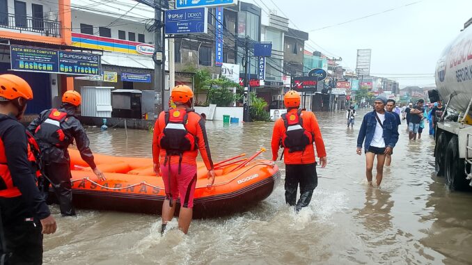 banjir Tim SAR Bali saat lakukan evakuasi - IST