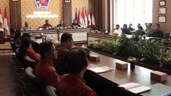 Bupati Buleleng I Nyoman Sutjidra, membuka Sosialisasi Penyelenggaraan Reklama di Kabupaten Buleleng pada Selasa (16/9) - IST