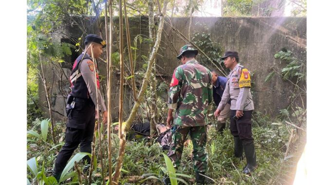 bunuh di tukad bangkung Petugas melakukan pemriksaan lokasi penemuan mayat pelaku bunuh diri - IST