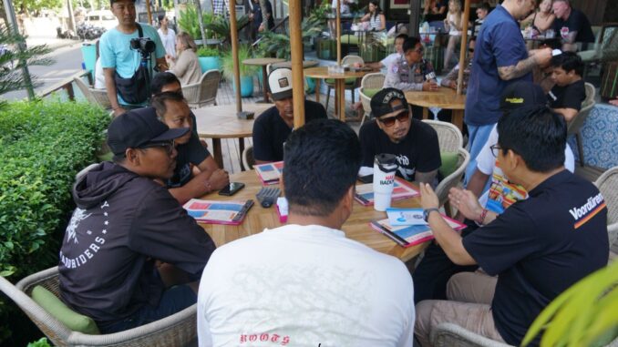 Bupati Adi Arnawa berdialog dengan komunitas sekitar Pantai Kuta di Skatepark Pantai Kuta, Jalan Pantai Kuta, Sabtu (13/9). - Humas Badung