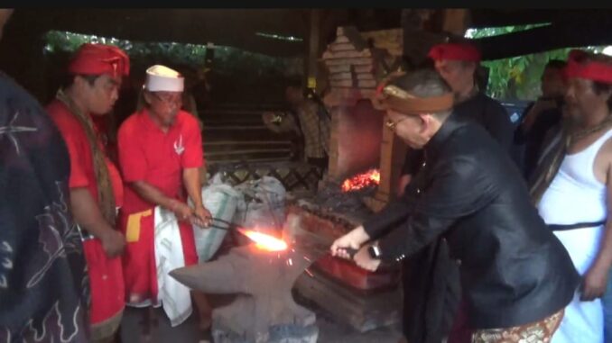 Menteri Kebudayaan Fadli Zon saat mencoba menempa besi yang dijadikan bahan keris di Museum Neka Ubud - RFH