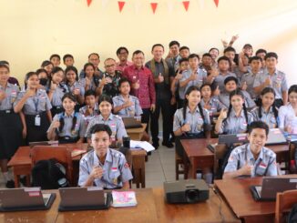 Bupati Buleleng bersama siswa SMP 1 Sukasada Buleleng - IST